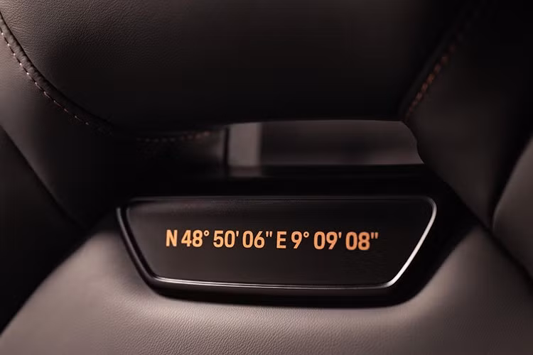 Tất cả những trang bị nghe có vẻ thú vị, nhưng chúng ta chỉ đang nói về màu sắc và lựa chọn vật liệu, nên không có gì quá đặc biệt khi nói đến những bản độ độc nhất vô nhị. Tuy nhiên, vẫn có một số điểm nhấn tinh tế khiến chiếc Panamera này trở nên đáng nhớ.