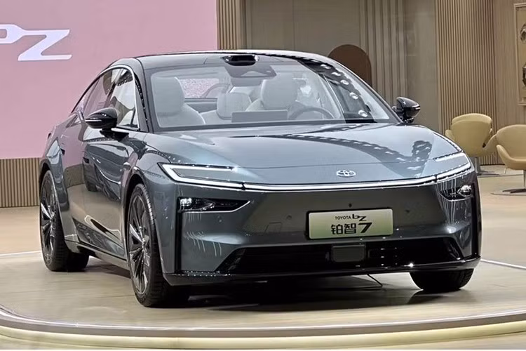 Ra mắt với thiết kế fastback thanh thoát, mặt trước mang phong cách “hammerhead” hiện đại, đèn LED định vị ban ngày dạng chữ C kéo dài và cụm đèn hậu nối liền, Toyota bZ7 gây ấn tượng mạnh bởi diện mạo đậm chất tương lai.