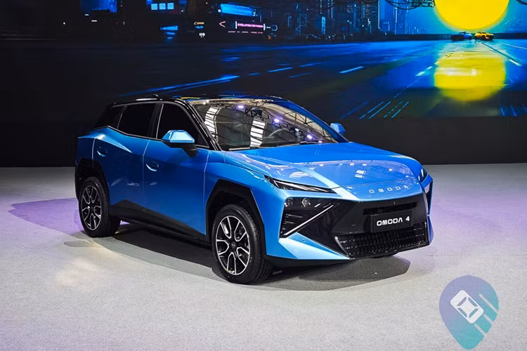 Trong một sự kiện diễn ra tại Tp. HCM gần đây, Omoda &amp; Jaecoo Việt Nam đã công bố kế hoạch giới thiệu hàng loạt sản phẩm mới với khách hàng trong nước từ năm 2026, bao gồm C5, J5, O4, J6, C7, J8. Trong đó, đáng chú ý là Omoda O4 với 4 biến thể, bao gồm máy xăng, hybrid (HEV), hybrid cắm sạc (PHEV) và thuần điện (BEV).