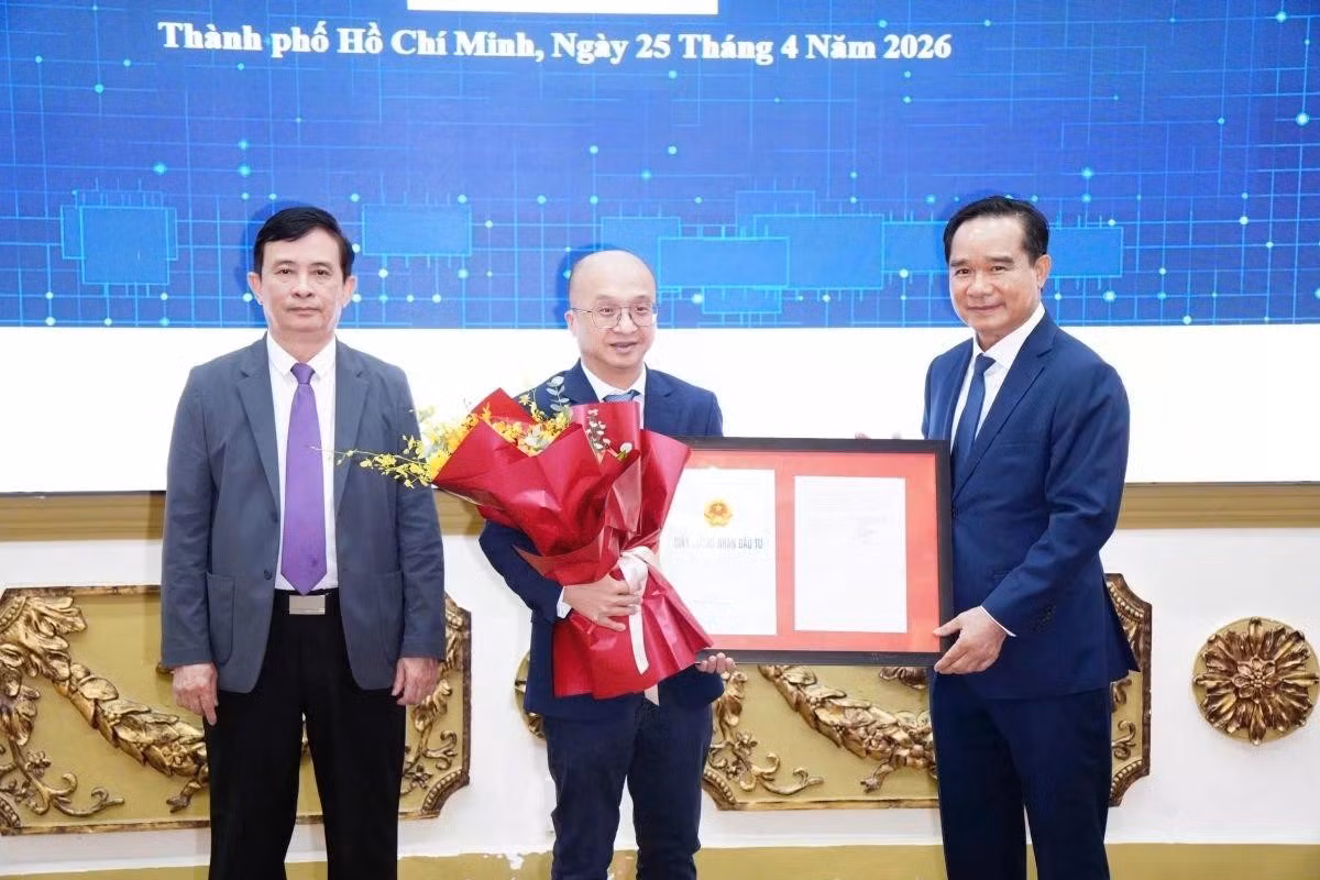 Lãnh đạo TP.HCM trao giấy chứng nhận đăng ký đầu tư cho đại diện Trung tâm công nghệ cao Tâm Anh (Ảnh: A.Đ)