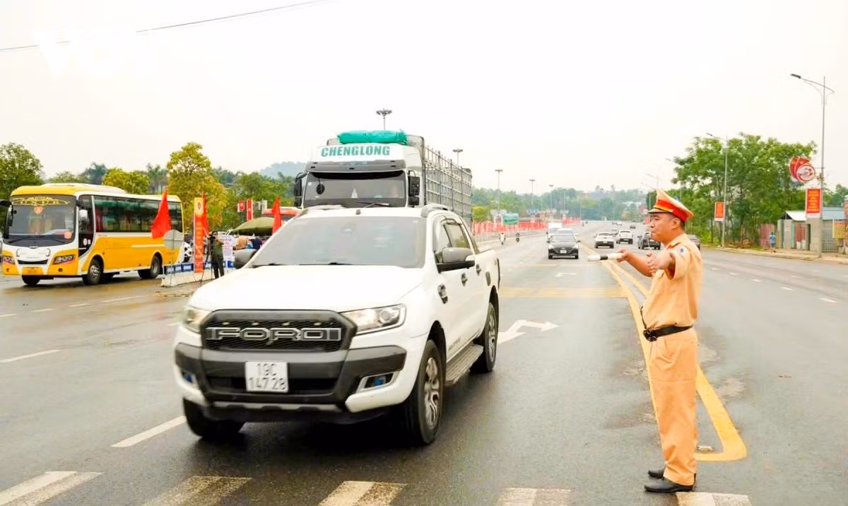 Công an tỉnh Phú Thọ đã xây dựng phương án phân luồng chi tiết, khoa học, nhằm phòng ngừa ùn tắc và tai nạn trên các tuyến đường dẫn vào khu di tích cũng như trên toàn địa bàn tỉnh. (Ảnh: CACC)