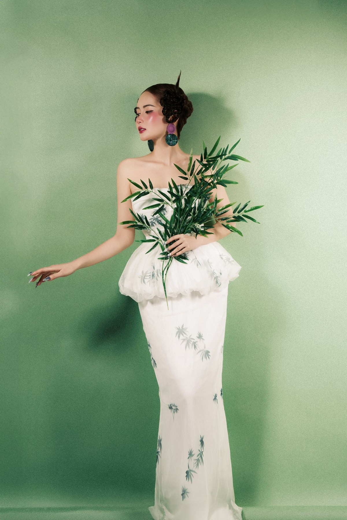 Sự kết hợp giữa phong cách thời trang tinh giản và cách tạo dáng nhẹ nhàng khiến nhan sắc của bà xã Cris Phan thêm phần cuốn hút, nhận về nhiều lời khen “đẹp không góc chết” từ người hâm mộ.