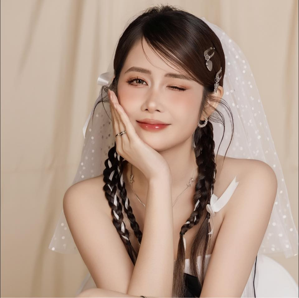 Ở tuổi ngoài 30, Mai Quỳnh Anh cho thấy nhan sắc ngày càng mặn mà. Vóc dáng săn chắc, thần thái tự tin cùng phong cách thời trang ngày càng tinh tế giúp cô luôn nổi bật mỗi khi xuất hiện. Loạt ảnh khoe vóc dáng mới đây một lần nữa khẳng định sức hút của bà xã Cris Phan – một người phụ nữ hiện đại, xinh đẹp và viên mãn cả trong sự nghiệp lẫn hôn nhân.