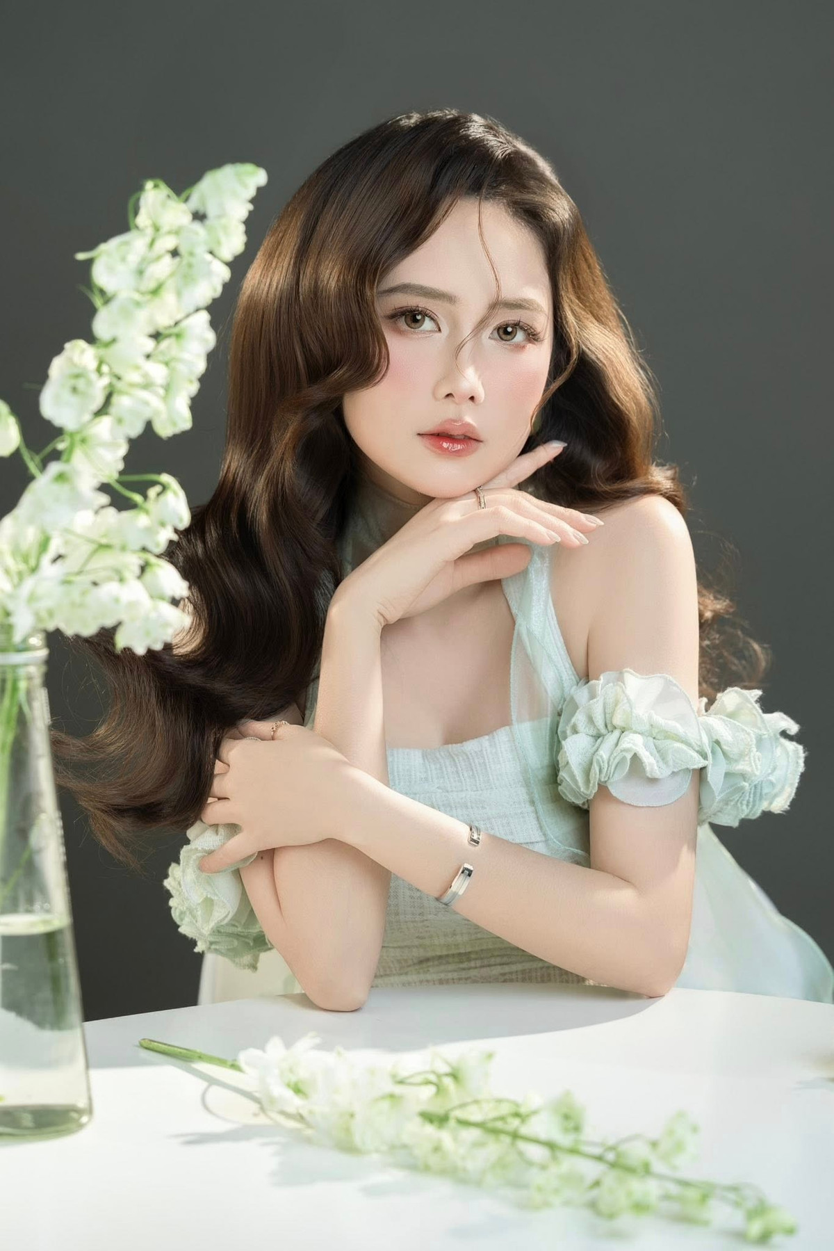 Sau khi kết hôn, Mai Quỳnh Anh và Cris Phan trở thành một trong những cặp đôi được yêu mến trên mạng xã hội nhờ sự tự nhiên, hài hước và luôn ủng hộ nhau trong công việc.