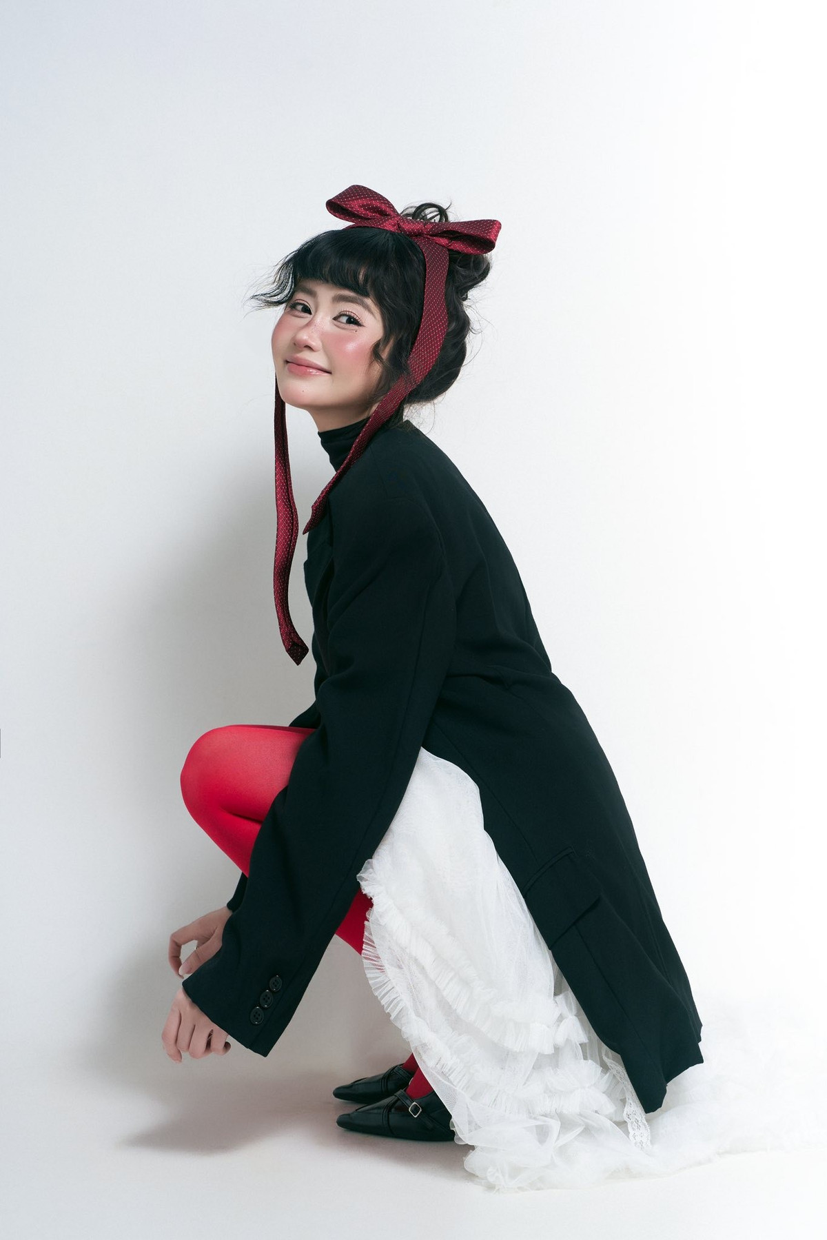 Mai Quỳnh Anh sinh năm 1991, là diễn viên hoạt động trong lĩnh vực giải trí. Cô và Cris Phan (Phan Lê Vy Thanh) quen biết nhau từ năm 2016, khi cùng tham gia một dự án phim ngắn của FAP TV. Từ mối quan hệ đồng nghiệp, cả hai dần nảy sinh tình cảm và chính thức về chung một nhà vào năm 2019.