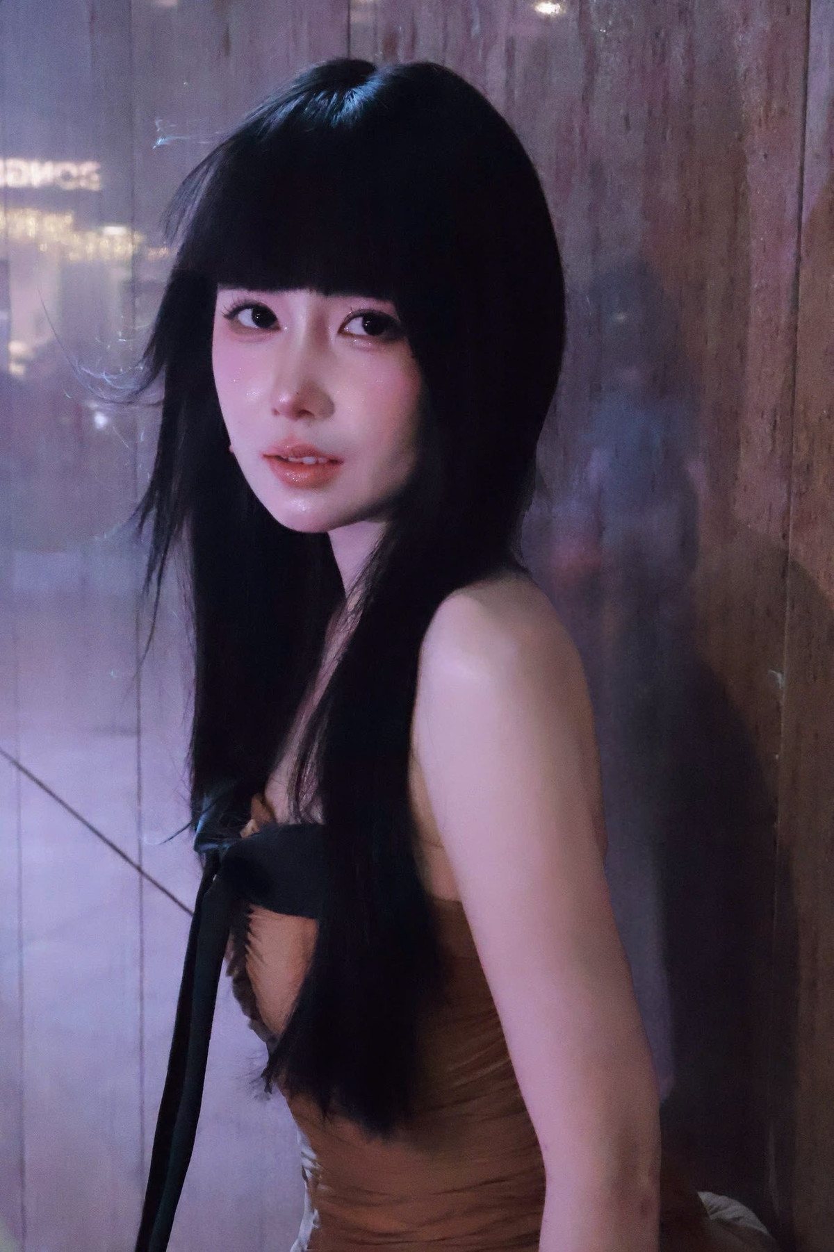 Qua những bức ảnh được đăng tải, Mai Quỳnh Anh ghi điểm với làn da trắng mịn, gương mặt thanh tú và đường nét hài hòa. Mái tóc đen dài, để thẳng cùng phần mái nhẹ giúp tôn lên vẻ nữ tính, dịu dàng.