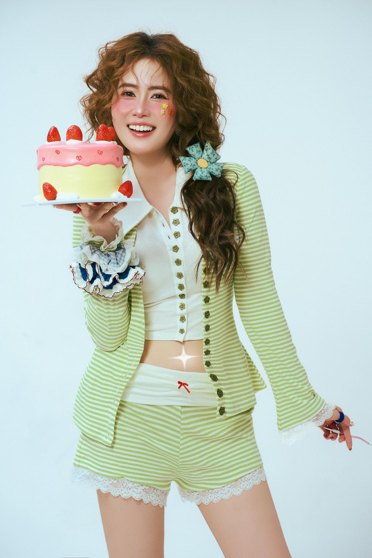 Trang phục mà Mai Quỳnh Anh lựa chọn mang tông màu trầm, được thiết kế ôm sát cơ thể, giúp tôn lên vòng eo thon và đôi chân săn chắc.