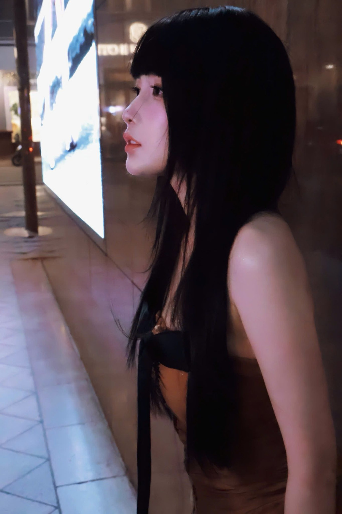 Xuất hiện trong trang phục váy ngắn ôm dáng, Mai Quỳnh Anh khéo léo khoe vóc dáng thon gọn, cân đối, cùng thần thái tự tin, thu hút mọi ánh nhìn.