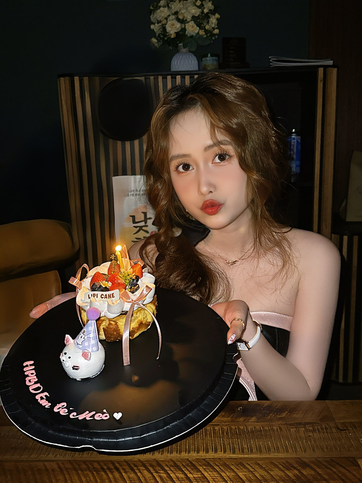 Dù lựa chọn layout trang điểm không quá cầu kỳ, Quỳnh Anh vẫn nổi bật nhờ đôi mắt to tròn, sống mũi thanh và bờ môi hồng hào, tạo cảm giác vừa ngọt ngào vừa quyến rũ.