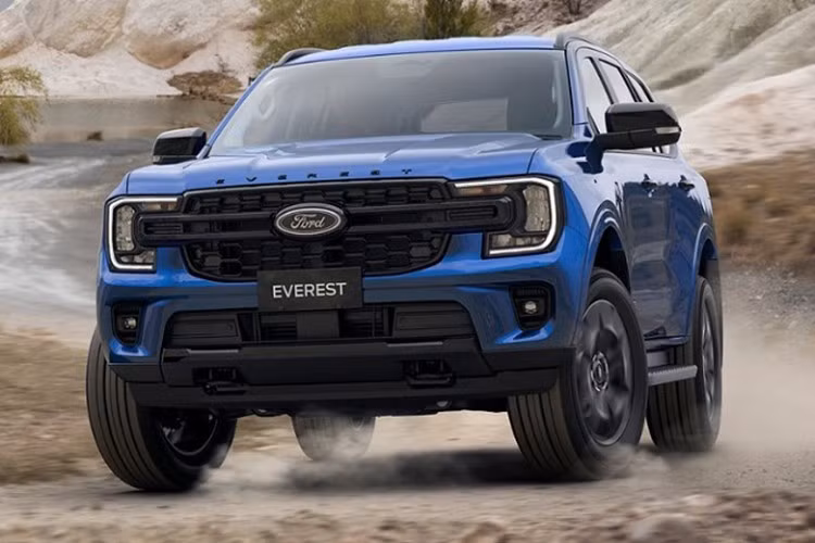 Về giá bán, Everest Sport Bi-Turbo 2026 có giá khởi điểm từ 75.000 AUD (tương đương 49.700 USD, hơn 1,3 tỷ đồng). Đây được xem là lựa chọn lý tưởng cho những khách hàng yêu thích phong cách đen thể thao của Everest Sport nhưng muốn tận dụng lợi thế tiết kiệm nhiên liệu của động cơ bốn xi-lanh.