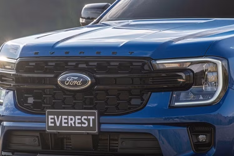 Ngoại hình của Everest Sport Bi-Turbo mang đậm phong cách thể thao nhờ các chi tiết sơn đen bóng, bộ mâm hợp kim đen và gói Touring Pack trang bị tiêu chuẩn. Gói này bao gồm camera 360 độ, móc kéo và thanh kéo...