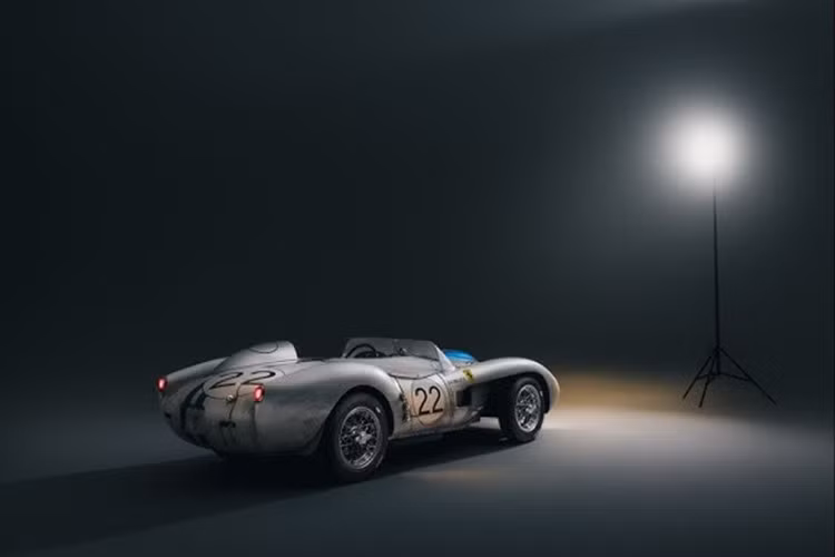 Ngoài hệ truyền động, xe còn được trang bị hệ thống treo đến từ thương hiệu Bilstein có thể điều chỉnh, mâm dây kích thước 12 inch kết hợp bộ lốp Pirelli Cinturato. Đèn pha và đèn hậu có thể bật sáng.