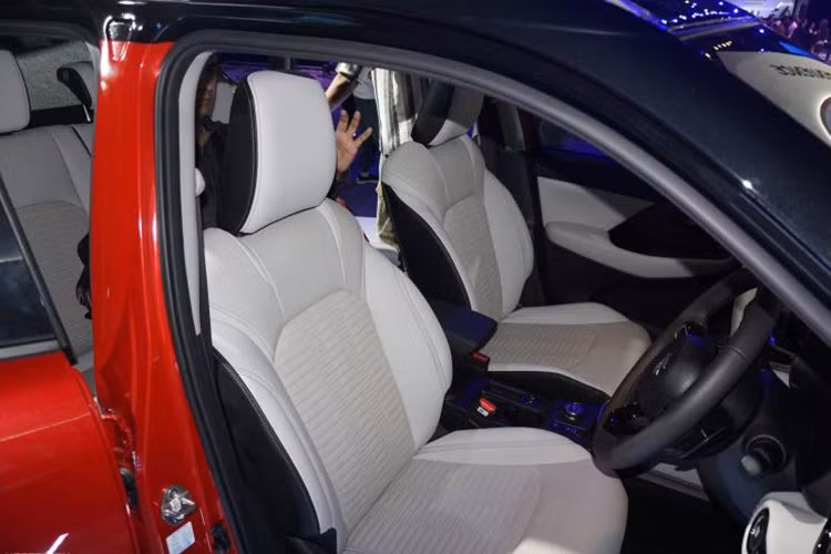 Trang bị an toàn của mẫu SUV cỡ B này cũng khá đầy đủ với những tính năng tiêu chuẩn như 6 túi khí, hệ thống chống bó cứng phanh ABS, phân bổ lực phanh điện tử EBD, kiểm soát lực kéo, hỗ trợ phanh khẩn cấp, hỗ trợ khởi hành ngang dốc và móc ghế trẻ em ISOFIX.