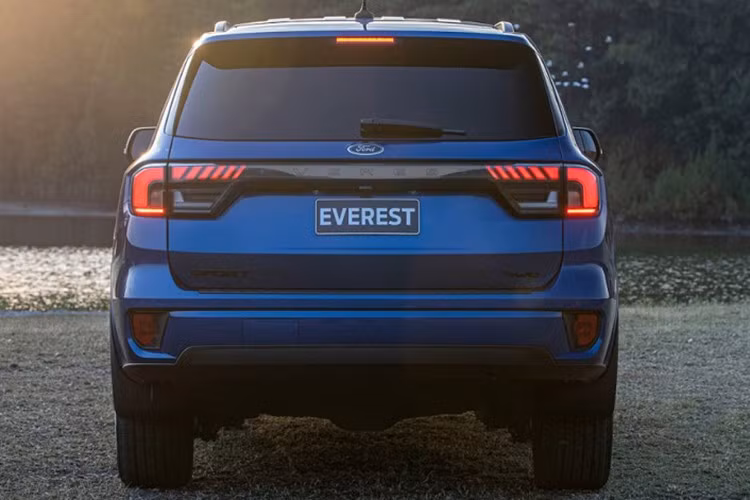 Ford Everest Sport Bi-Turbo 2026 mới kết hợp gói trang bị Sport với hệ dẫn động bốn bánh, hộp số tự động 10 cấp, cho công suất 207 mã lực và mô-men xoắn cực đại 500 Nm.