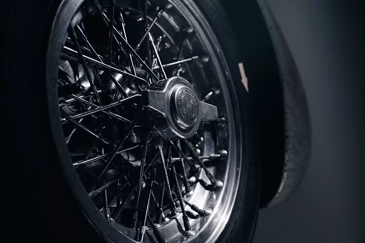 Sau khi hoàn thiện lớp sơn ngoại thất, đội ngũ kỹ thuật đã dành hơn 100 giờ để tạo hiệu ứng mài mòn, cẩn thận thêm những “vết sẹo chiến đấu” tương tự như những gì chiếc xe thật đã trải qua tại Le Mans.