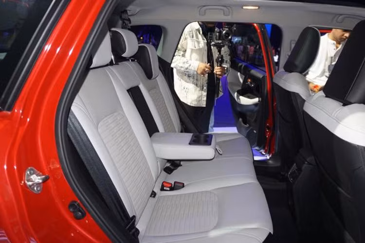 Nằm bên dưới nắp ca-pô của Suzuki Victoris là 3 tùy chọn động cơ. Đầu tiên là hệ truyền động mild hybrid với máy xăng 4 xi-lanh, dung tích 1.5L, cho công suất tối đa 103 mã lực.