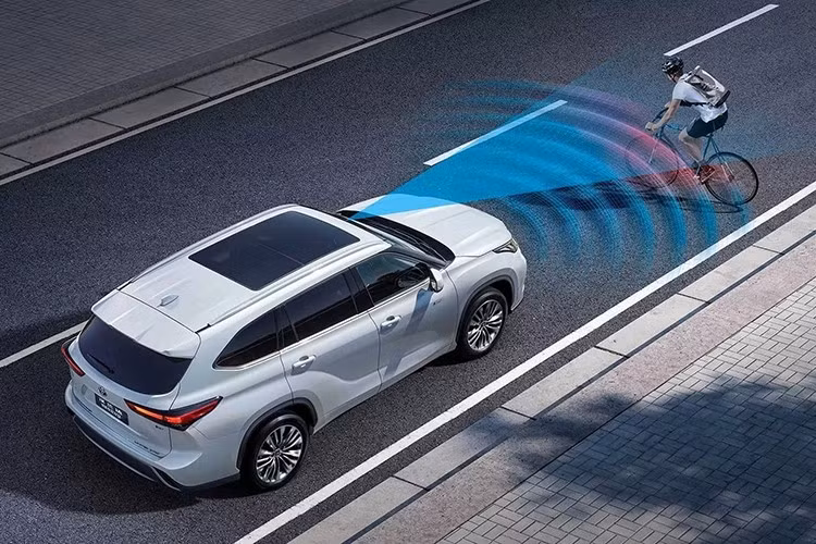 Các phiên bản cao cấp được bổ sung cửa sổ trời toàn cảnh, hàng ghế sau chỉnh điện kèm chức năng sưởi, và dàn âm thanh JBL 11 loa. Khách hàng vẫn có thể lựa chọn cấu hình 5 hoặc 7 chỗ ngồi.