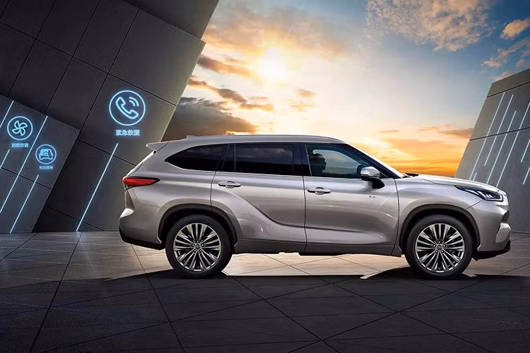 Nhìn từ bên ngoài, mẫu xe SUV Toyota Highlander 2026 thế hệ mới vẫn giữ nguyên thiết kế quen thuộc. Tuy nhiên, những thay đổi thật sự chỉ lộ ra khi bước vào bên trong khoang lái.