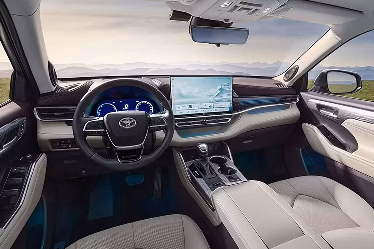 Nhằm tạo không gian cho màn hình lớn hơn, Toyota đã tái thiết kế bảng táp-lô với các khe gió điều hòa mỏng hơn, đồng thời loại bỏ hoàn toàn các nút bấm vật lý cho hệ thống điều hòa. Ngoài ra, còn có sạc không dây công suất 50 kW nhanh hơn, cùng các tùy chọn màu nội thất mới cho ghế da Nappa.
