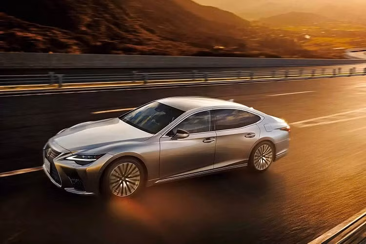 Được ra mắt lần đầu vào năm 2017, Lexus LS thế hệ thứ năm từng được nâng cấp lớn vào năm 2020 và tiếp tục được bổ sung công nghệ, an toàn vào năm 2023. Ở phiên bản cập nhật 2026, thương hiệu xe sang Nhật bổ sung hai màu sơn ngoại thất tiêu chuẩn mới.