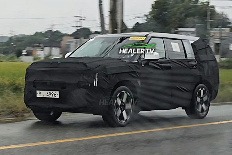 Xe dự kiến áp dụng ngôn ngữ thiết kế “Art of Steel”, với cụm đèn pha mảnh, dải LED định vị dọc, lưới tản nhiệt bốn nan gọn gàng, thân xe tinh giản cùng cụm đèn hậu dọc nối liền bằng dải LED ngang.