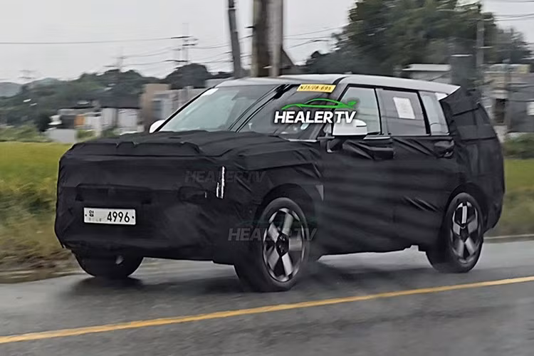 Xe dự kiến áp dụng ngôn ngữ thiết kế “Art of Steel”, với cụm đèn pha mảnh, dải LED định vị dọc, lưới tản nhiệt bốn nan gọn gàng, thân xe tinh giản cùng cụm đèn hậu dọc nối liền bằng dải LED ngang.