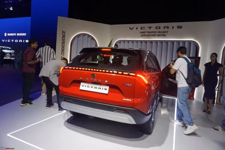 Như thông tin đã đưa, Suzuki Victoris được lấy cảm hứng thiết kế từ mẫu SUV điện cùng thương hiệu e Vitara. Có thể thấy rõ điều này qua khu vực đầu xe và phía sau. Ở bản cao cấp, tân binh nhà Suzuki sở hữu những trang bị ngoại thất đáng chú ý như đèn pha LED, đèn sương mù, đèn hậu LED và mâm hợp kim 17 inch.