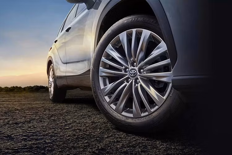 Để dễ hình dung, tại thị trường Mỹ, chỉ các bản Limited và Platinum mới có cụm hai màn hình 12,3 inch và HUD màu 10 inch. Những phiên bản còn lại chỉ sử dụng bảng đồng hồ 7 inch kết hợp với màn hình trung tâm 8 inch.