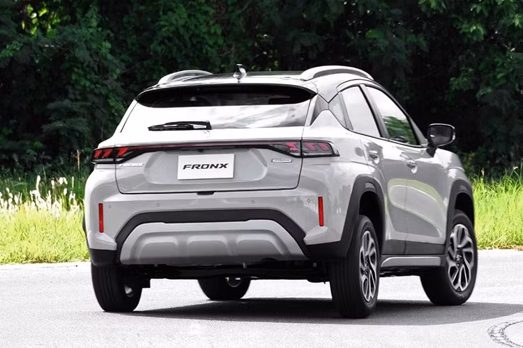 Suzuki cung cấp 5 màu sơn đơn sắc và 3 tùy chọn sơn hai tông với mui đen. Tại Thái Lan, hãng đặt mục tiêu tiêu thụ 2.000 xe Fronx trong vòng 4 tháng kể từ khi ra mắt.