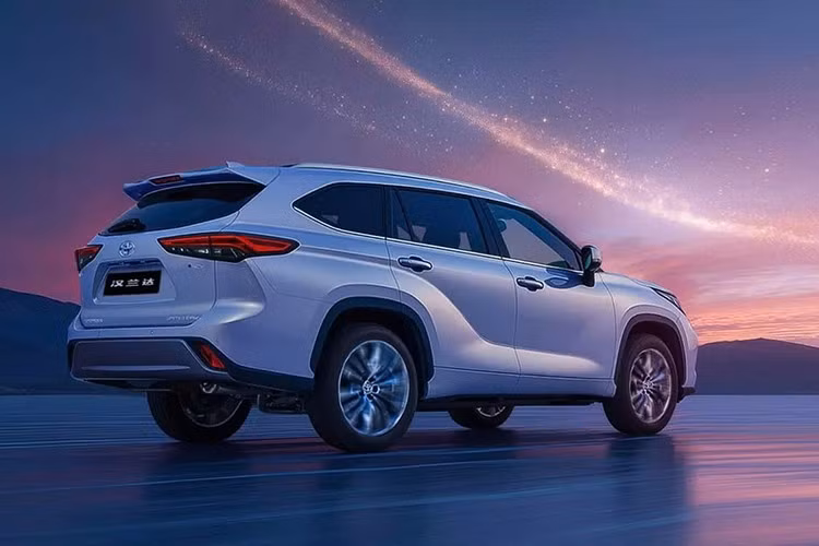 Tất cả các phiên bản giờ đây đều được trang bị màn hình giải trí cỡ lớn 15,6 inch, thay thế cho các tùy chọn 10,25 inch và 12,3 inch trước đây. Đi kèm là bảng đồng hồ kỹ thuật số 12,3 inch tiêu chuẩn, trong khi màn hình hiển thị trên kính lái (HUD) vẫn là trang bị tuỳ chọn.