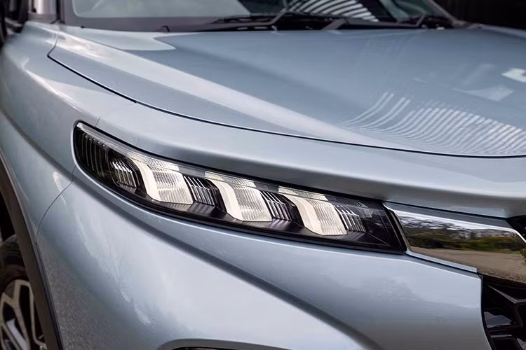 Trang bị của bản GL gồm mâm hợp kim 16 inch, đèn LED, màn hình cảm ứng 7 inch hỗ trợ Apple CarPlay/Android Auto không dây, 6 túi khí, camera lùi và cảm biến đỗ xe sau.