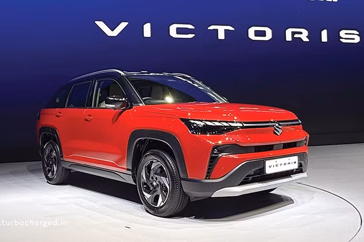 Suzuki Victoris 2025 là mẫu SUV cỡ B hoàn toàn mới đã lần đầu tiên ra mắt thị trường Ấn Độ vào hồi đầu tháng 9 năm nay. Mới đây, giá bán của mẫu xe này đã được công bố. Cụ thể, Suzuki Victoris được phân phối với 6 phiên bản và có giá từ 1,05 - 1,999 triệu Rupee (khoảng 315 - 599 triệu đồng).