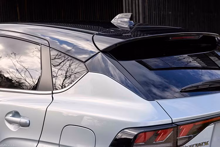 Bản GLX Mild Hybrid nâng cấp với điều hòa tự động, đề nổ nút bấm, màn hình 9 inch, Cruise Control, paddle shift, smart key, gương gập điện và kính chống tia UV.