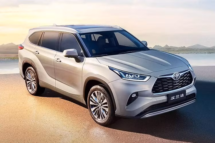 Toyota Highlander phiên bản nâng cấp hiện đã bắt đầu nhận đơn đặt hàng tại Trung Quốc, với giá bán dao động từ 249.800 đến 325.800 nhân dân tệ (khoảng 916 - 1,19 tỷ đồng). Trong khi đó, bản Highlander tại Mỹ có giá khởi điểm từ 45.270 USD và cao nhất lên tới 54.675 USD (khoảng 1,18 - 1,43 tỷ đồng).