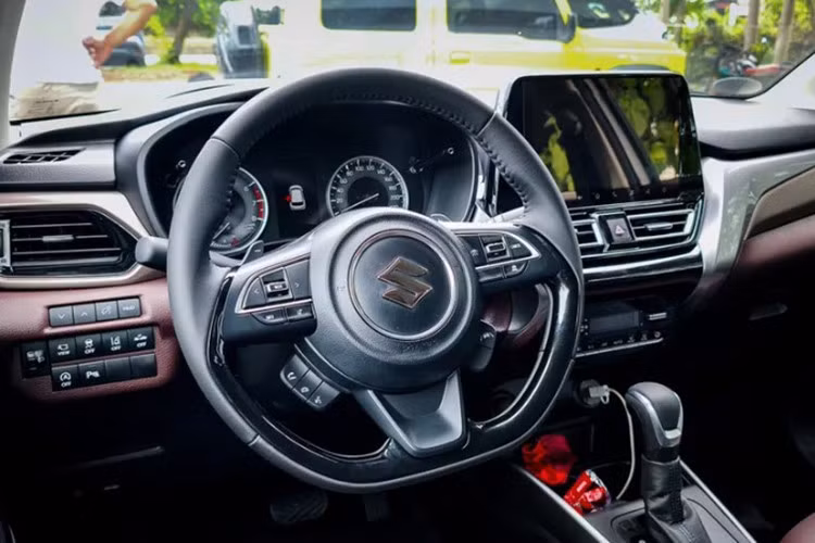 Bản cao cấp nhất GLX Plus Mild Hybrid được trang bị màu sơn hai tông, nội thất da đen-đỏ, sạc không dây, màn hình HUD, cùng gói an toàn nâng cao Suzuki Safety Support (ADAS) gồm phanh tự động...