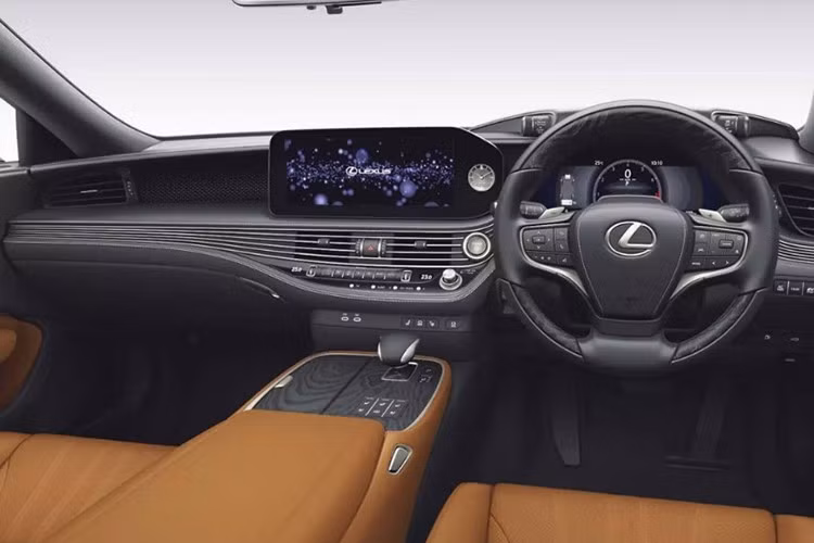 Nội thất Lexus LS 2026 vẫn giữ nguyên với màn hình kỹ thuật số 12,3 inch và màn hình trung tâm 12,3 inch, nhưng toàn bộ các phiên bản nay đều được trang bị tiêu chuẩn ghế trước và ghế sau có sưởi.