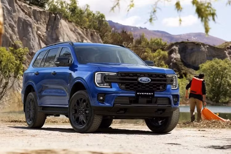 Ford tiếp tục mở rộng dòng sản phẩm SUV tại thị trường Úc với sự xuất hiện của Everest Sport Bi-Turbo 2026, phiên bản đặc biệt giới hạn chỉ 700 xe. Đây là mẫu xe đánh dấu sự trở lại của động cơ diesel 2.0L bi-turbo bốn xi-lanh sau khi Everest chuyển hoàn toàn sang cấu hình V6 trong thời gian qua.