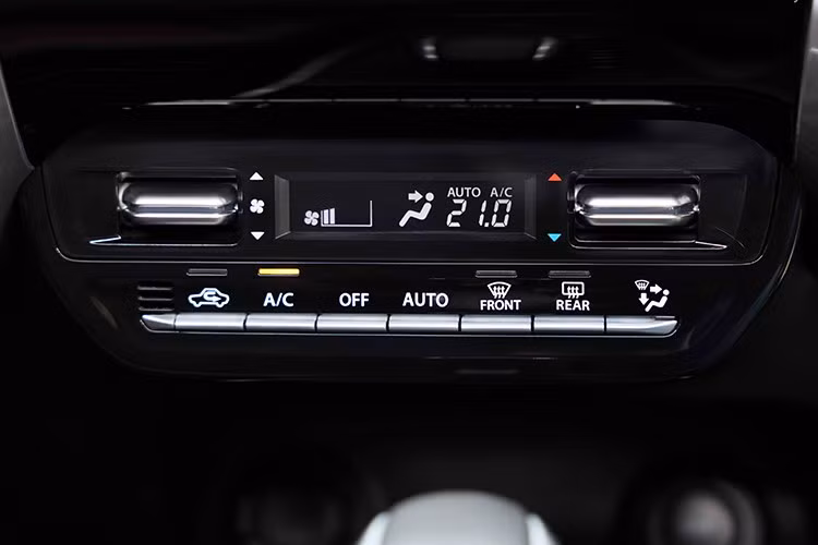 Xe có hai lựa chọn động cơ. Bản tiêu chuẩn dùng máy xăng K15B 1.5L, công suất 105 mã lực, mô-men xoắn 138 Nm, kết hợp hộp số tự động 4 cấp và dẫn động cầu trước.