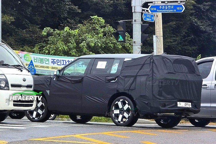 Những thay đổi này giúp Hyundai SantaFe bản nâng cấp mới sẽ trở nên khí động học và cao cấp hơn, mang hình ảnh gần gũi với "những người anh em" của mình là Tucson và Palisade.