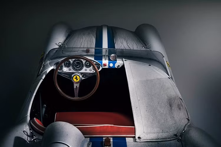 Đây là bản sao nên ngoại thất và nội thất có kích thước nhỏ hơn xe nguyên bản. Đồng thời động cơ xăng V12 hút khí tự nhiên như xe đua gốc cũng được thay thế bằng hệ truyền động điện.