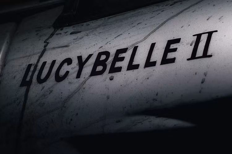 Chiếc Testa Rossa J đặc biệt có tên là “Lucybelle II”, xe được chế tác từ các tấm nhôm đúc thủ công, với lớp sơn trắng - xanh cùng số hiệu 22 với vòng tròn đặc trưng.
