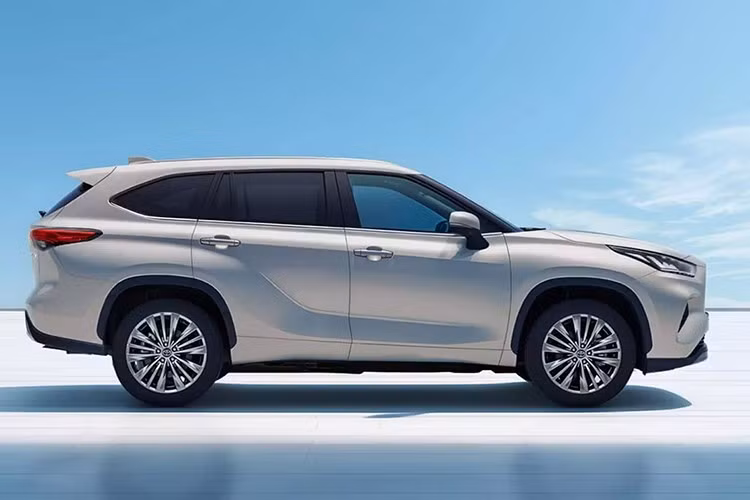 Dưới nắp capo, không có bất ngờ nào xảy ra. Phiên bản sử dụng động cơ xăng tăng áp 2.0L vẫn duy trì công suất 244 mã lực (182 kW / 248 PS), kết hợp hộp số tự động 8 cấp và hệ dẫn động AWD. Trong khi đó, bản hybrid 2.5L cho công suất tổng 243 mã lực (181 kW / 246 PS), đi kèm tùy chọn dẫn động cầu trước hoặc AWD kiểu E-Four.