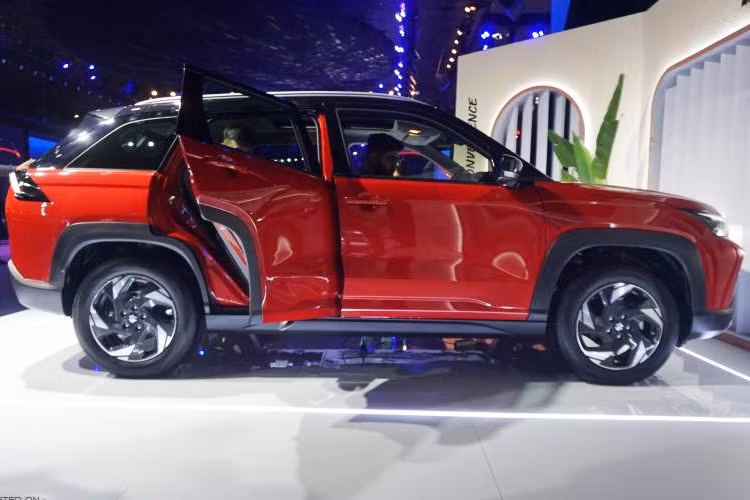 Victoris trên thực tế là mẫu SUV cỡ B thứ hai của liên doanh Maruti Suzuki tại thị trường Ấn Độ, sau Grand Vitara. Xe sẽ cạnh tranh trực tiếp với các đối thủ như Hyundai Creta, Kia Seltos, Toyota Urban Cruiser Hyryder, MG Astor và Honda Elevate.