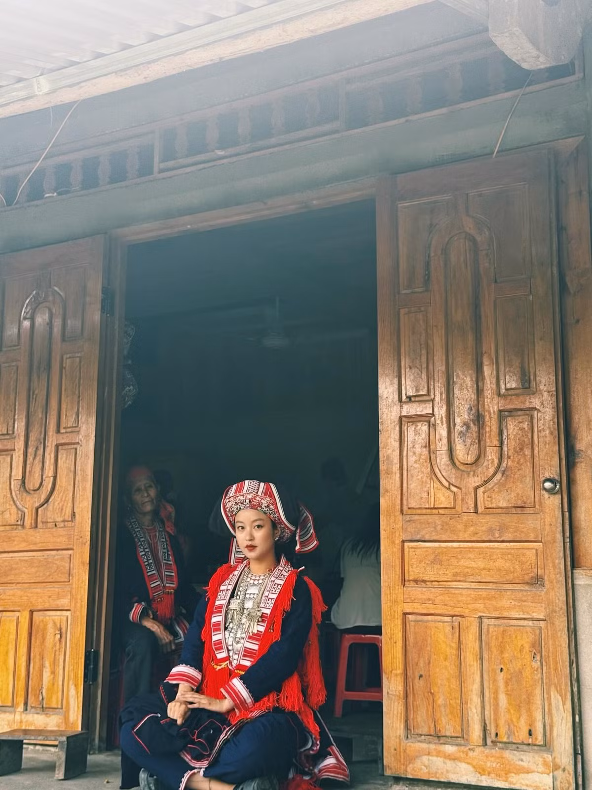 Bên cạnh đó, Mi Vân bày tỏ sự thích thú và ngưỡng mộ đối với văn hóa, cũng như sự khéo léo của người phụ nữ Dao Đỏ trong việc làm ra những bộ trang phục truyền thống tinh xảo.