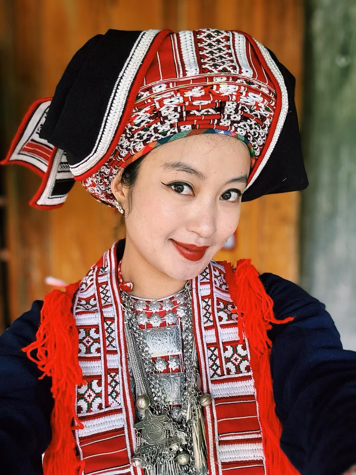 Điều gây ấn tượng mạnh mẽ trong bộ ảnh mới đăng tải trên trang cá nhân chính là việc Mi Vân đã diện trang phục truyền thống của người dân tộc Dao Đỏ, hòa mình vào không gian văn hóa bản địa đầy màu sắc.