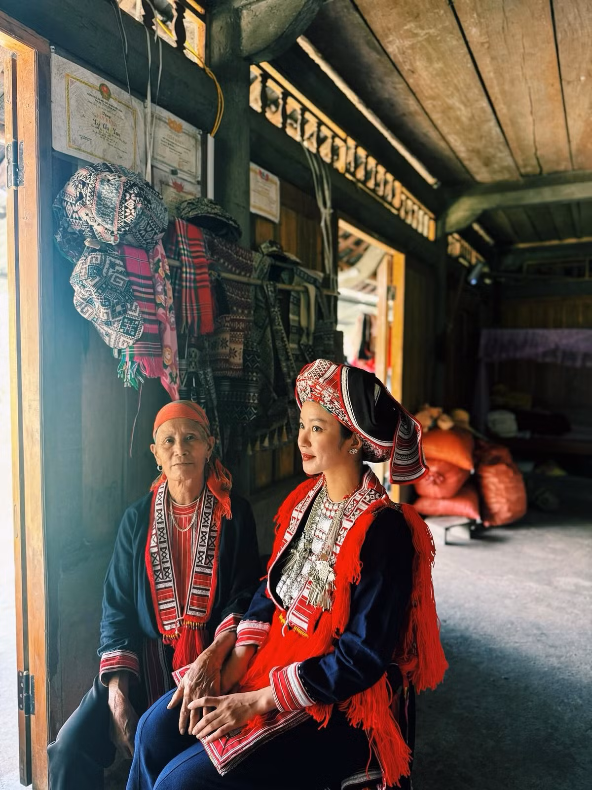 Trong bộ trang phục đặc trưng của phụ nữ Dao Đỏ với màu đỏ rực rỡ làm chủ đạo trên nền vải chàm, Mi Vân trông vô cùng duyên dáng và nổi bật.