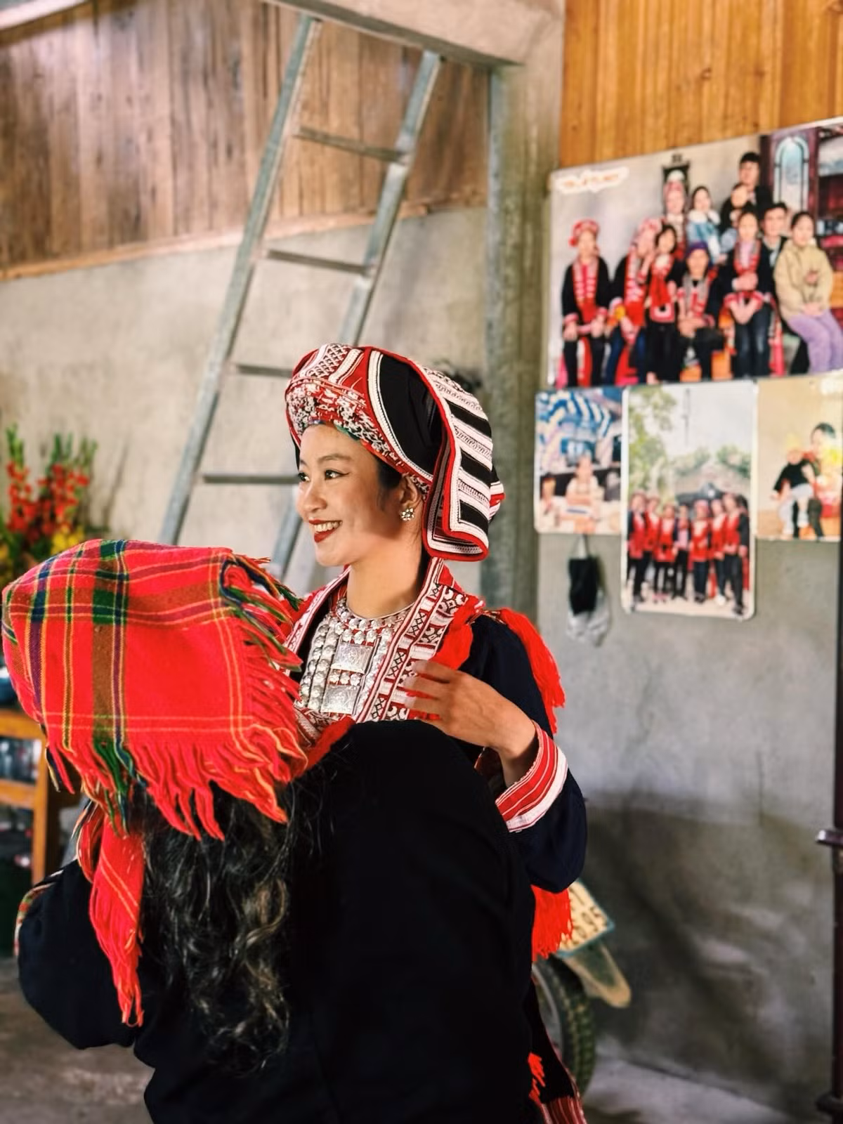 Những hình ảnh mới nhất của "hot girl đời đầu" của giới trẻ Việt tại vùng núi phía Bắc không chỉ cho thấy vẻ đẹp trẻ trung, rạng rỡ mà còn thể hiện sự trân trọng đối với văn hóa dân tộc.