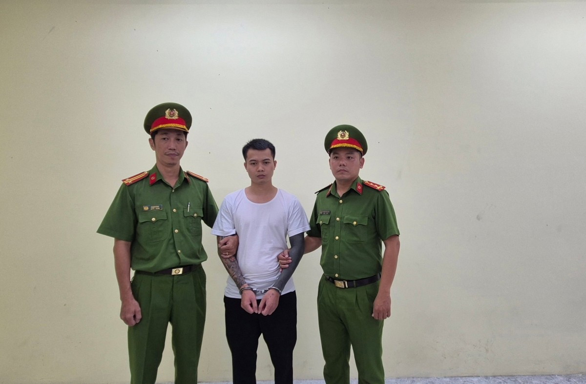 Cơ quan Cảnh sát điều tra - Công an TP.HCM tống đạt các quyết định và lệnh đối với Lê Anh Điệp. (Ảnh: CACC)