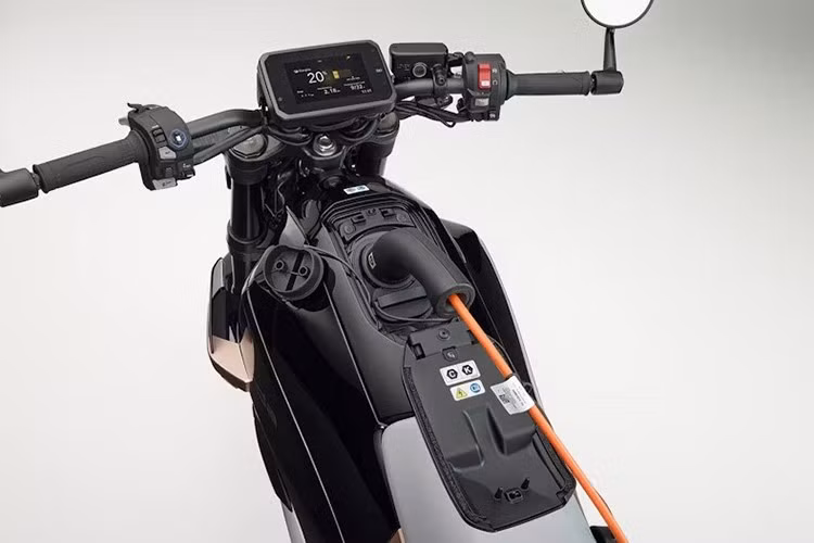 Xe có thể đi được quãng đường hơn 130 km với bộ pin lithium-ion cố định. Honda WN7 cũng có nhiều lựa chọn sạc: hỗ trợ sạc nhanh CCS2 chuẩn ôtô, cho phép nạp 20-80% chỉ trong 30 phút.