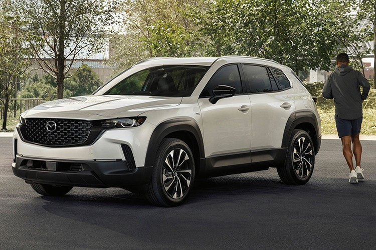 Bên cạnh đó, Mazda vẫn duy trì các bản Turbo với động cơ 2.5L tăng áp, công suất tối đa 256 mã lực, mô-men xoắn 434 Nm, đi kèm hộp số tự động 6 cấp và dẫn động AWD. Giá bán dao động từ 37.900 USD đến 42.900 USD (khoảng 990 - 1,12 tỷ đồng), với trang bị nổi bật như mâm 18-20 inch, nội thất da Terracotta, vô-lăng sưởi, camera 360 độ cùng nhiều chi tiết trang trí thể thao.